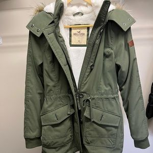 Hollister Faux Fur-lined cozy parka. Like new! Olive with cream lining.